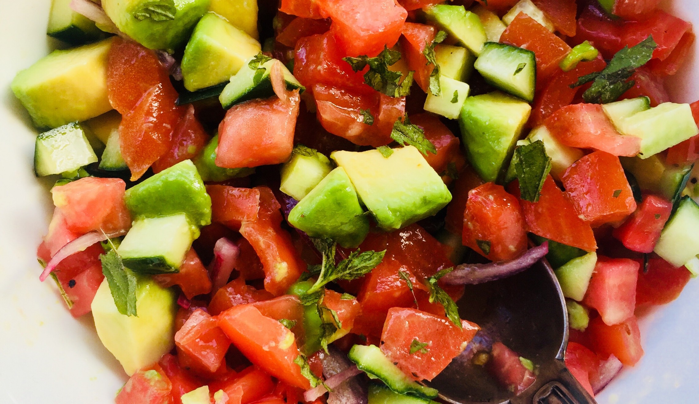 Tomaten-Gurken-Avocado Salat mit Pfefferminze und Koriander | My Honey Pot