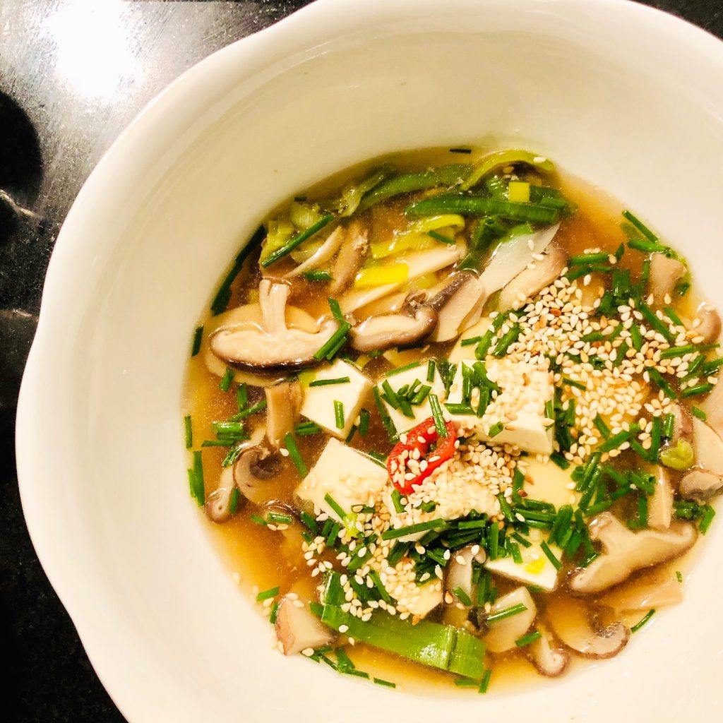 Klare Suppe mit Pilzen, Lauchstreifen und Seidentofu | My Honey Pot
